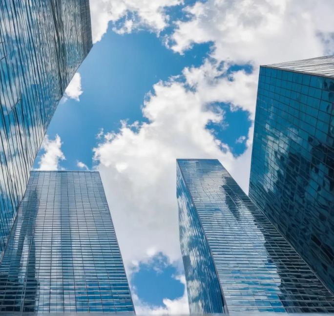 hso-glass-skyscrapers-reflecting-clouds 650x650